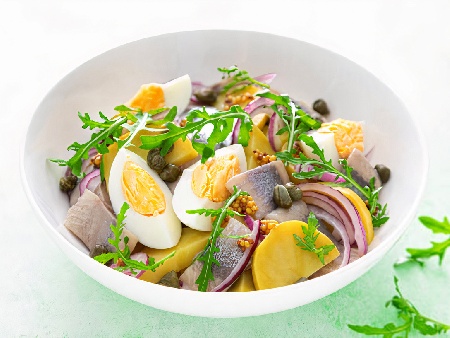 Картофена салата с маринована херинга, каперси, варени яйца и червен лук - снимка на рецептата